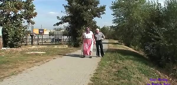  Una giovane ragazza accompagna due anziani a scopare in campagna